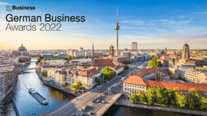 Text im Foto als Überschrift: EU Business News German Business Awards 2022. Sicht auf die Stadt Berlin von oben mit dem Fernsehturm in Berlin, mit dem Fluss Spree und vielen Gebäuden. DR. FALK KÖHLER PR ist PR-Agentur des Jahres beim German Business Awards Deutscher Wirtschaftspreis und macht erfolgreiche PR.